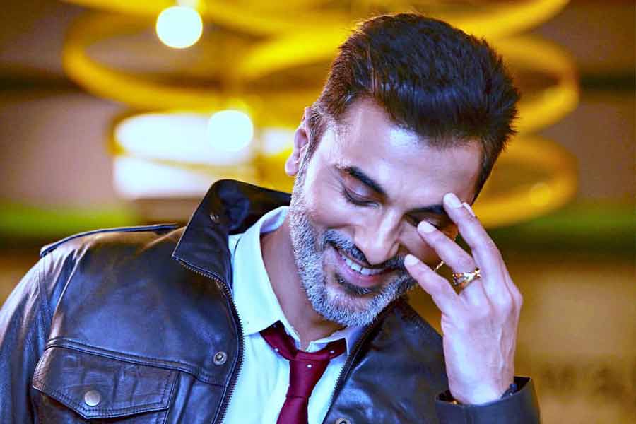 ‘কুসুম’ ধারাবাহিকের মাধ্যমে টেলিভিশন জগতে পা রেখেছিলেন সিদ্ধান্ত। তাঁর আসল নাম ছিল আনন্দ সূর্যবংশী। ২০১৬ সালে জ্যোতিষীর পরামর্শে তিনি তাঁর নাম পরিবর্তিত করে রেখেছিলেন সিদ্ধান্ত বীর সূর্যবংশী।