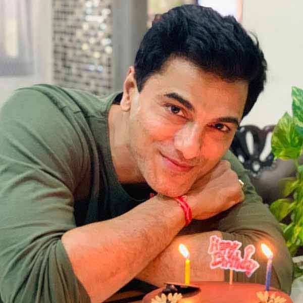 সূত্রের খবর, অভিনেতা অসুস্থ হয়ে পড়লে তাঁকে কোকিলাবেন ধীরুভাই অম্বানী হাসপাতালে নিয়ে যাওয়া হয়। ৪৫ মিনিট ধরে সিদ্ধান্তর চিকিৎসা করেন চিকিৎসকরা। তবে শেষরক্ষা হয়নি। প্রয়াত হন অভিনেতা।