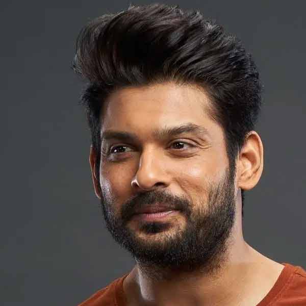 সিদ্ধান্ত একাই নন, শরীরচর্চা করতে গিয়ে হৃদ্‌রোগে আক্রান্ত হয়ে মৃত্যু হয়েছে বহু জনপ্রিয় তারকার। ছোটপর্দার জনপ্রিয় মুখ এবং ‘বিগ বস’-এর ১৩তম পর্বের বিজয়ী সিদ্ধার্থ শুক্ল। ২০২১ সালের ২ সেপ্টেম্বর ৪০ বছর বয়সে ঘুমের মধ্যে হৃদ্‌রোগে আক্রান্ত হয়ে মারা যান অভিনেতা।