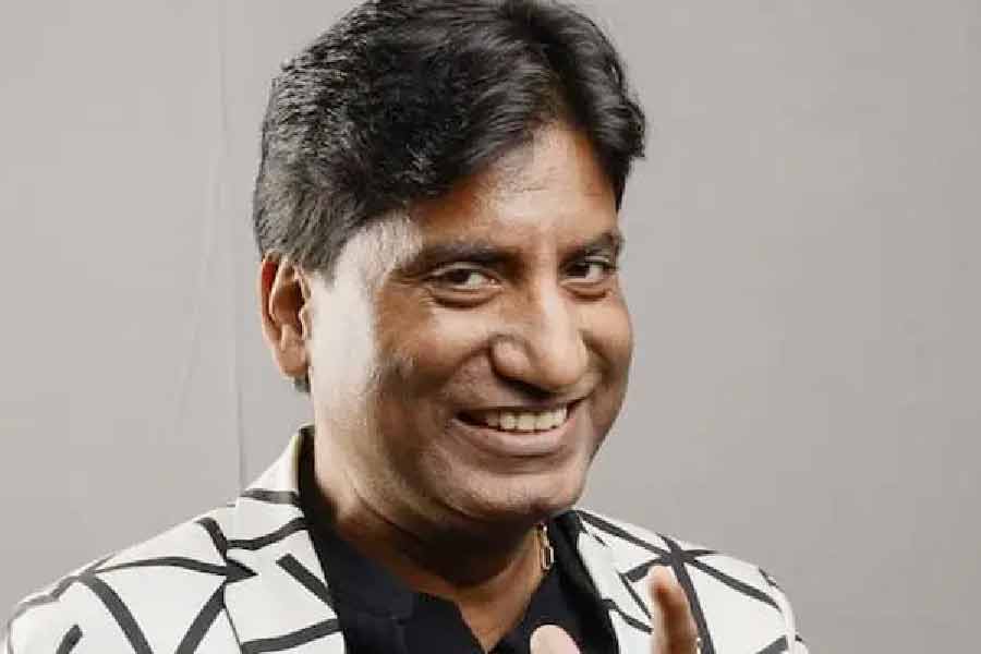 কৌতুকশিল্পী রাজু শ্রীবাস্তবও জিমে শরীরচর্চা করার পর অসুস্থ হয়ে মৃত্যুর কোলে ঢলে পড়েন।