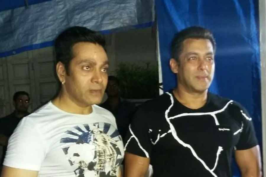 অবিলম্বে হাসপাতালে নিয়ে যাওয়া হয় তাঁকে। কিন্তু হাসপাতালে পৌঁছনোর সঙ্গে সঙ্গেই মৃত্যুর কোলে ঢলে পড়েন তিনি। 