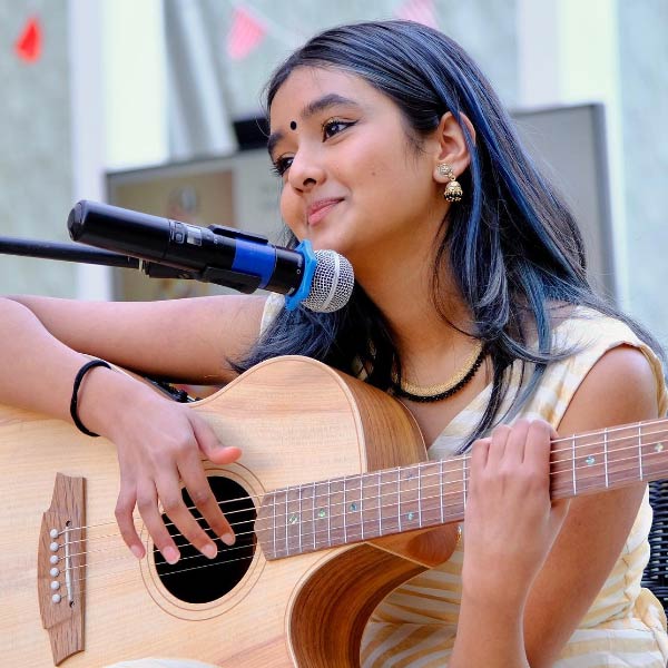 তার নাম জানকী এসওয়ার। মেলবোর্নের বাইশ গজে বল গড়ানোর আগে তার সুরেলা কণ্ঠে মাতবে স্টেডিয়াম। 