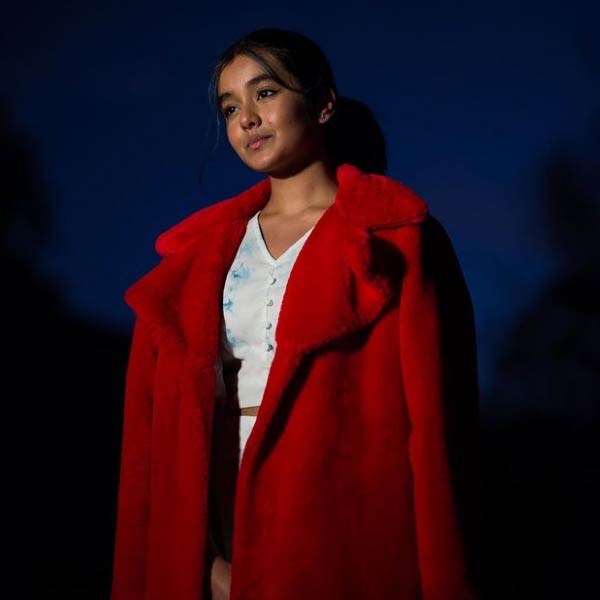 ১৩ বছরের জানকী ফাইনালের অন্যতম আকর্ষণ। ভারতীয় বংশোদ্ভূত এই কন্যা ফাইনাল খেলা শুরু হওয়ার আগে গান গাইবেন মেলবোর্নে। তার সঙ্গে থাকবে অস্ট্রেলিয়ার নামকরা ব্যান্ড। 