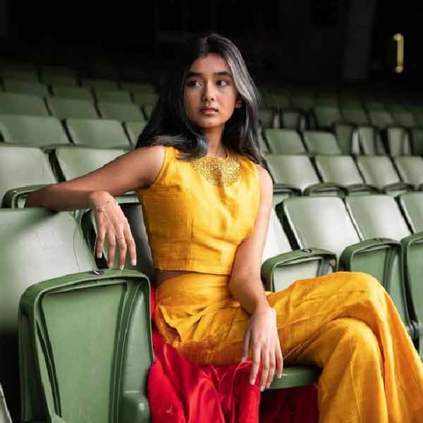 মেলবোর্নের স্টেডিয়ামে দর্শকসংখ্যা ৯০ হাজার। ভারত-পাকিস্তান ম্যাচ না হলেও ফাইনালের দিন স্টেডিয়াম কানায় কানায় পূর্ণ থাকবে বলেই আশাবাদী ক্রিকেট সংস্থা। সেই ৯০ হাজার দর্শককে গান শোনাবে ছোট জানকী।