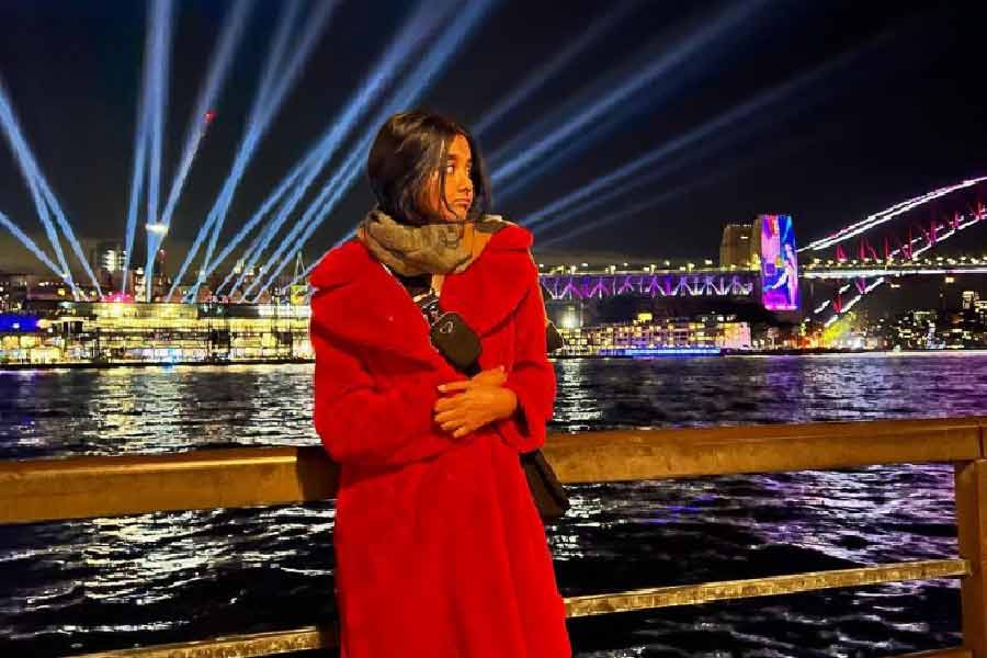 জানকীর বাবা অনুপ দিবাকরণ, মা দিব্যা রবীন্দ্রন। কেরলের কোঝিকোড়ের বাসিন্দা তাঁরা। গত ১৫ বছর ধরে তাঁরা অস্ট্রেলিয়ায় থাকছেন। তাঁদের মেয়ে জানকী জনপ্রিয়তা পায় গত বছর।