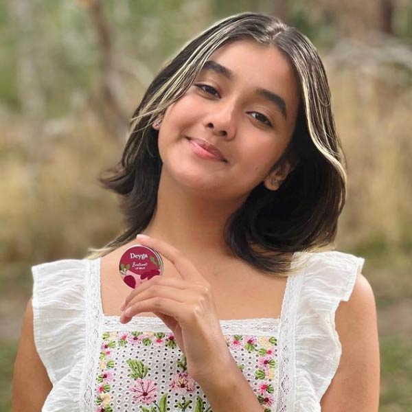 জানকী আরও বলেছে, ‘‘আমার বাবা-মা খুব ক্রিকেট ভক্ত। ওঁদের মাধ্যমেই আমি জানতে পেরেছি যে, আমি কত বড় একটা সুযোগ পেয়েছি। শুনেছি মেলবোর্নের সমস্ত টিকিট বিক্রি হয়ে গিয়েছে। রবিবারের অনুষ্ঠান এবং খেলা দেখার জন্য আমি মুখিয়ে আছি।’’