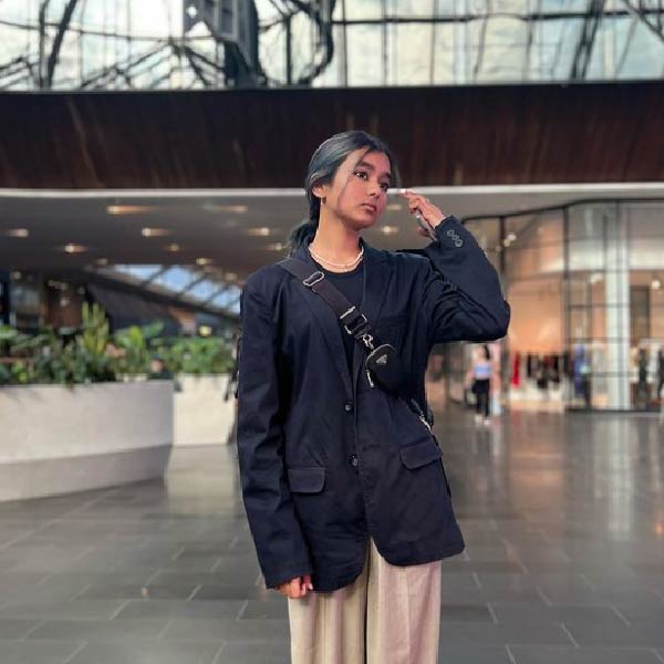 জানকীর গানের গলায় দর্শক এবং শ্রোতারা মুগ্ধ। তবে ‘দ্য ভয়েস অস্ট্রেলিয়া’-র মঞ্চে যা সব থেকে বেশি নজর কেড়েছে, তা হল জানকীর পোশাক। ঐতিহ্যবাহী দক্ষিণ ভারতীয় পোশাকে সেজে ‘দ্য ভয়েজ় অস্ট্রেলিয়া’-য় পারফর্ম করত জানকী। 