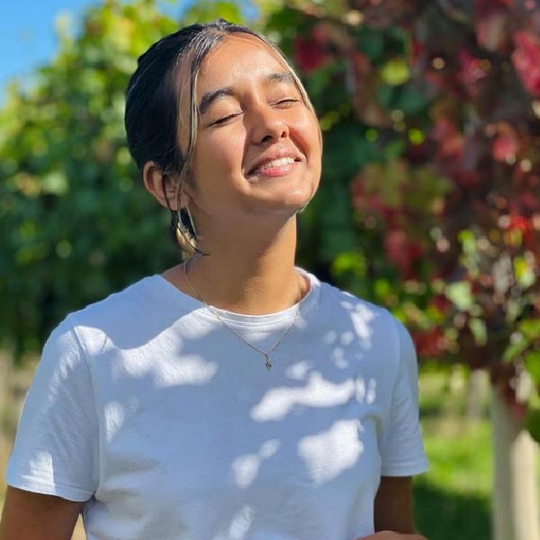 রবিবার মেলবোর্নের মাঠেও জানকীকে ঐতিহ্যবাহী পোশাকেই দেখা যাবে। ভারতীয় সংস্কৃতিকে বিশ্বের মঞ্চে তুলে ধরতে চায় জানকী। সেই সঙ্গে বহু-সংস্কৃতির ধারক ও বাহক হিসাবে অস্ট্রেলিয়ার মাহাত্ম্য প্রচারেও সে আগ্রহী।