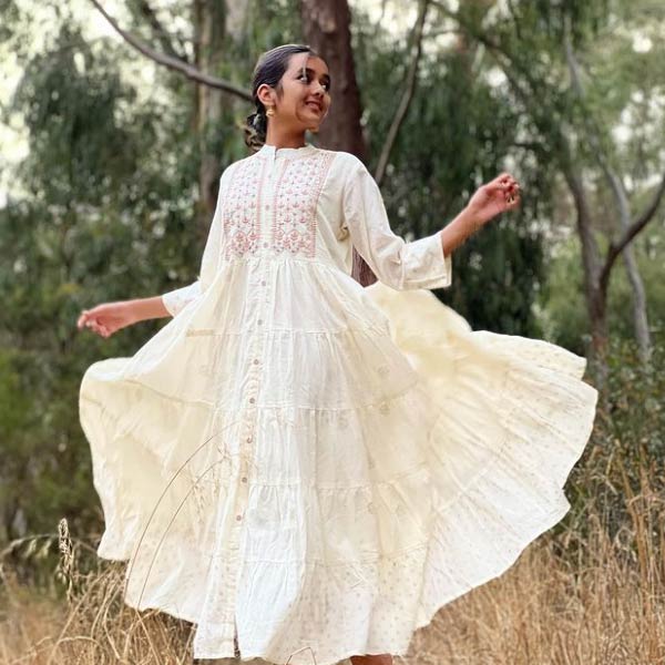 অস্ট্রেলিয়ায় জন্ম এবং বেড়ে ওঠা হলেও জানকী নিজের শিকড় ভুলে যায়নি। মালয়ালম ভাষাতেও সে কথা বলে। প্রতি বছর ডিসেম্বর মাসে জানকী কেরলের বাড়িতে যায়। সেখানে ঠাকুরমা এবং ঠাকুরদার সঙ্গে সময় কাটাতে ভালবাসে জানকী। 