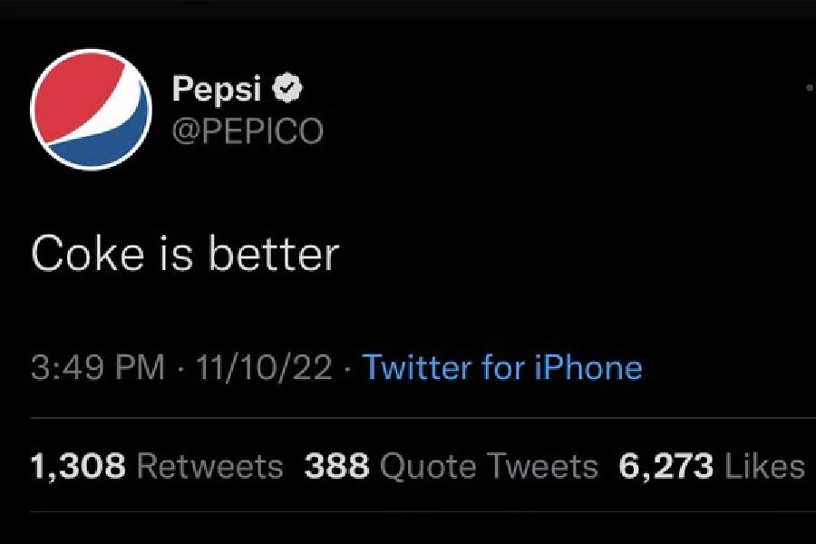 জনপ্রিয় পানীয় সংস্থার নামে টুইটার হ্যান্ডল। পাশে ব্লু টিক চিহ্ন রয়েছে। স্বাভাবিক ভাবে মনে হবে এটিই ওই সংস্থার নিজস্ব টুইটার হ্যান্ডল। কিন্তু তার বার্তা দেখে সকলের চক্ষু চড়কগাছে। তার পর ওই সংস্থা নিজেই জানিয়ে দিচ্ছে অন্য সংস্থার ঠান্ডা পানীয় কিনুন। ওটা বেশি ভাল। খেতে ভাল। স্বাস্থ্যসম্মতও বটে। সেই টুইট ছড়িয়ে পড়তেই টুইটার ব্যবহারকারীদের মধ্যে হাসির রোল উঠেছে। অবশেষে তড়িঘড়ি বিবৃতি দিতে হচ্ছে সংস্থাকে।