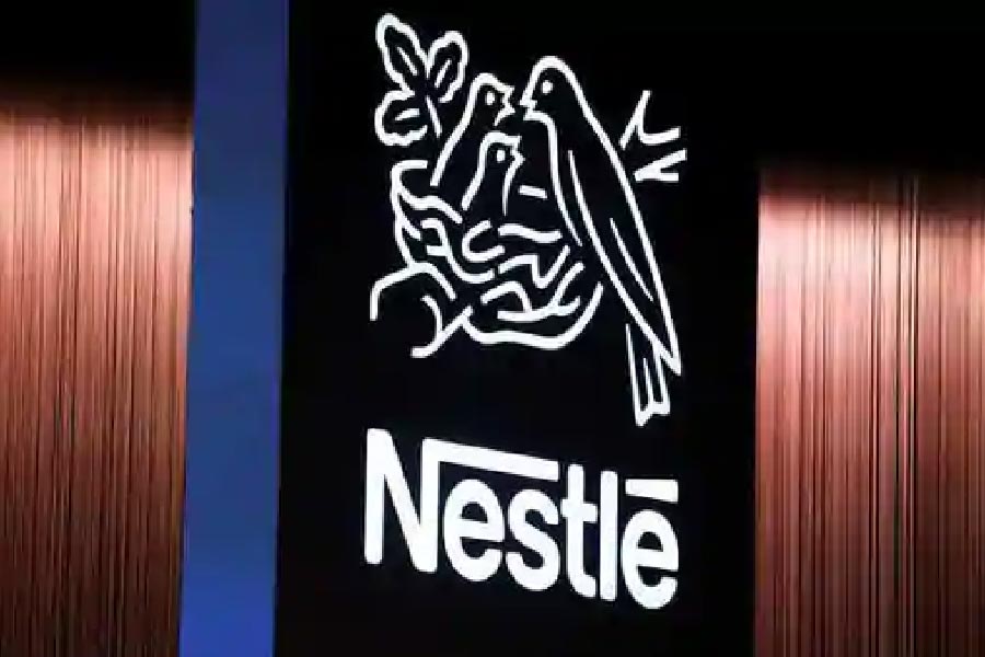 যদিও পরে ওই ডেয়ারি সংস্থা জানিয়েছে এটা তাদের টুইট নয়। কিন্তু নেটাগরিকরা বুঝবেন কী করে! দুটোর পাশেই তো ব্লু টিক। যা বোঝায় এটাই সংস্থার নিজস্ব টুইটার হ্যান্ডল।