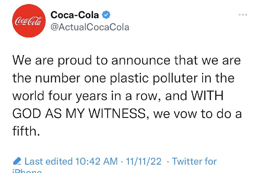 ঠান্ডা পানীয়ের বাজারে দুই সংস্থা একে অন্যের প্রবল প্রতিদ্বন্দ্বী। এক জন যখন সহজ এবং সরল স্বীকারোক্তি দিয়ে বলছে প্রতিদ্বন্দ্বীর পানীয়টাই বেশি ভাল, তখন বিনয়ে কম যায় না দ্বিতীয়টিও। সেই সংস্থা আবার মাস্কের টুইটারের মাধ্যমে ঘোষণা করে দিচ্ছেন, ‘‘গত চার বছর ধরে আমরাই প্লাস্টিক দূষণে বিশ্বে প্রথম।’’