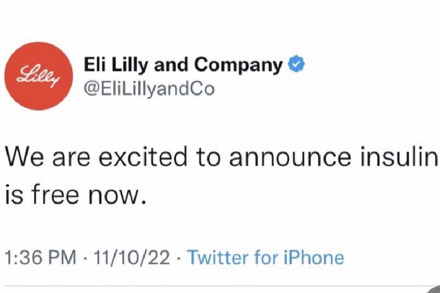 ‘নতুন’ টুইটারের ‘মজা’ এখানেই শেষ নয়। বিখ্যাত ওষুধ সংস্থার নামে টুইটার হ্যান্ডল খুলে লেখা হয়েছে, ‘‘আমরা আনন্দের সঙ্গে ঘোষণা করছি যে ইনসুলিন এখন থেকে বিনামূল্যে দেব।’’
