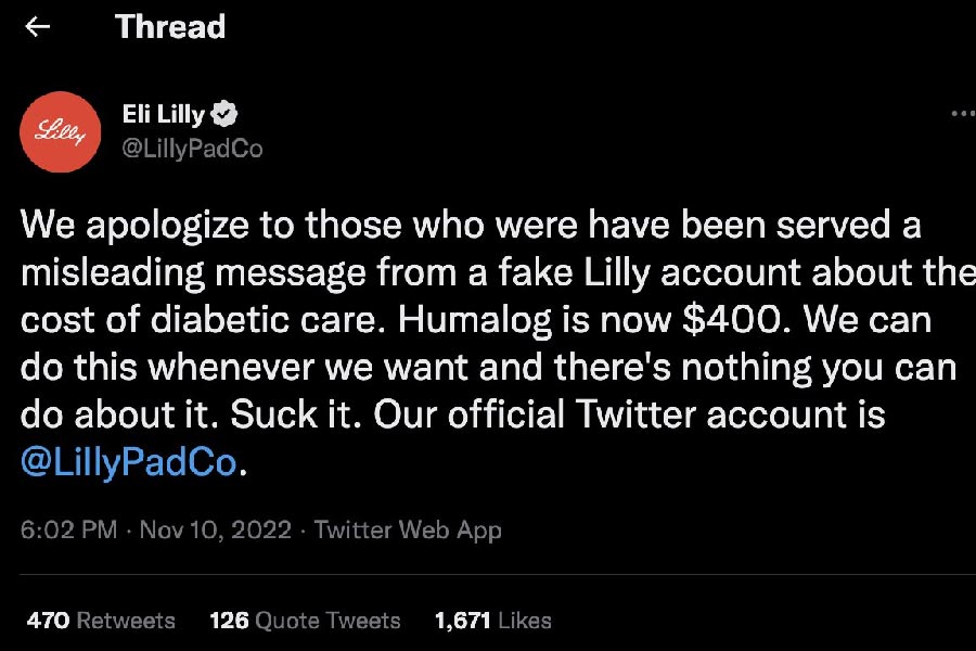 মধুমেহর ওষুধ সম্পূর্ণ বিনামূল্যে দেওয়ার এই ঘোষণায় আলোড়ন শুরু হয় সমাজমাধ্যমে। যদিও কিছু ক্ষণ পরেই মালিকদের তরফে বলা হয়, ওই টুইট তাদের নয়। কেউ ভুয়ো অ্যাকাউন্ট খুলে বিভ্রান্তি ছড়াচ্ছে।