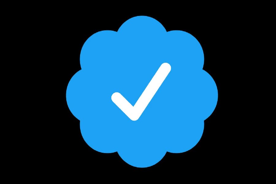 এই ভাবে একের পর এক সংস্থা এবং ব্যক্তির নামে টুইটার অ্যাকাউন্ট খুলে ভুয়ো টুইটে ছেয়ে যাচ্ছে।