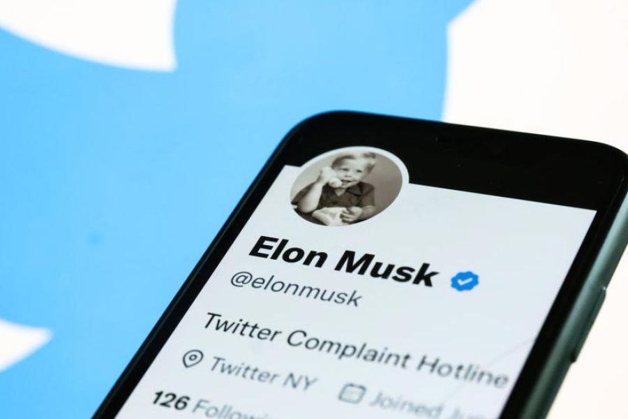 এই বিতর্কের মাঝে টুইটার তার সাম্প্রতিক ঘোষণায় ৮ ডলার দিয়ে সাবস্ক্রিপশন পরিষেবা আপাতত মুলতুবি রেখেছেন। কারণ হিসাবে বলা হয়েছে জাল অ্যাকাউন্টের ‘বিস্ফোরণ’ ঘটছে। তাই সব কিছু গুছিয়ে আবার ঘোষণা হবে।  