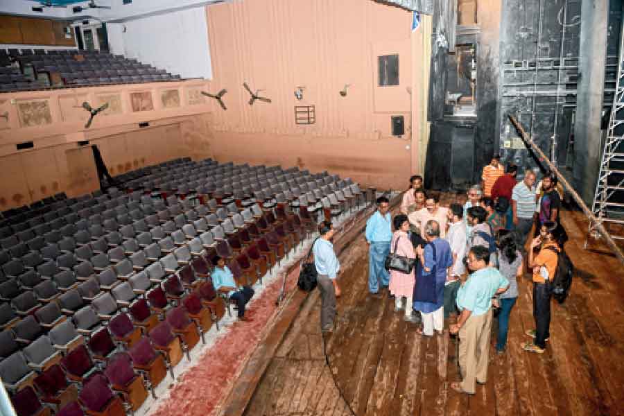 অ্যাকাডেমির অন্দরে অব্যবস্থা।