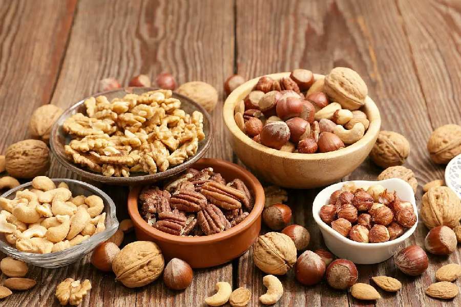 ভিটামিন ই এবং ওমেগা৩-এ ভরপুর বাদাম উচ্চ রক্তচাপ নিয়ন্ত্রণ করে।