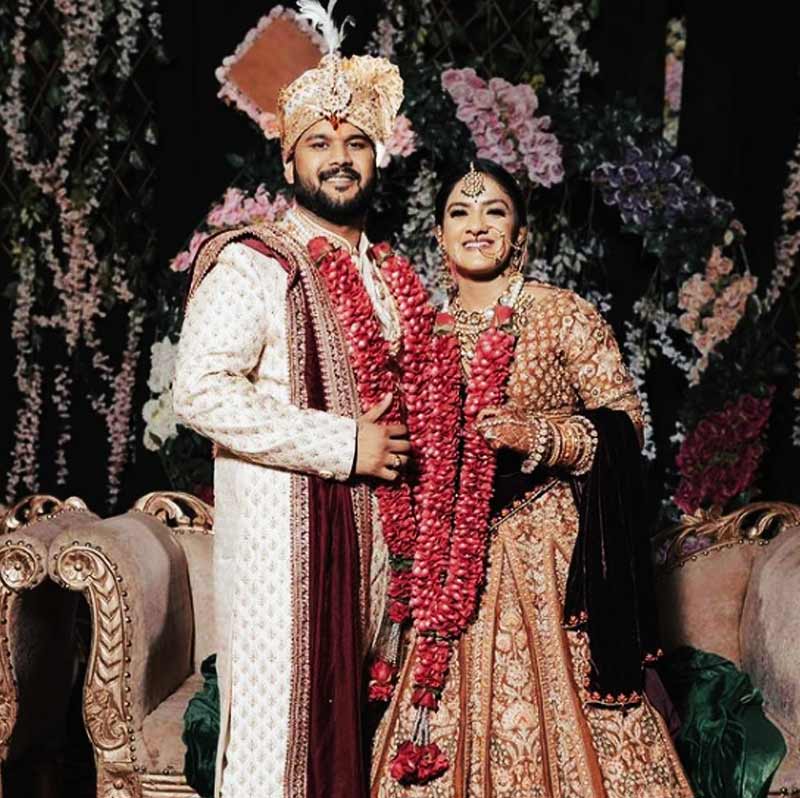 সাতপাকে বাঁধা পড়লেন ঋতু ফোগত। ফোগত পরিবারের বাকিদের মতোই কুস্তিকে পেশা করেছিলেন তিনি। পরে মিক্সড মার্শাল আর্ট (এমএমএ)-এর পথে হেঁটেছিলেন গীতা ও ববিতার এই বোন। এ বার বিয়েটাও সেরে নিলেন হরিয়ানার খেলোয়াড় ঋতু।