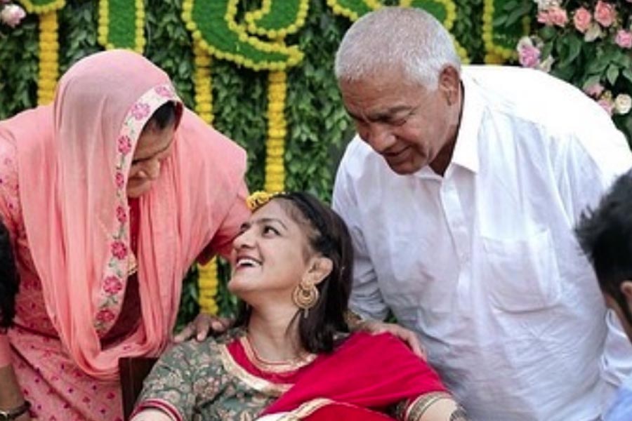 প্রাক্তন কুস্তিগির মহাবীর সিংহ ফোগতের তৃতীয় কন্যা ঋতু। মহাবীর অলিম্পিকের কোচ ছিলেন। আমির খান অভিনীত ‘দঙ্গল’ তাঁর জীবনের ঘটনা নিয়ে তৈরি।