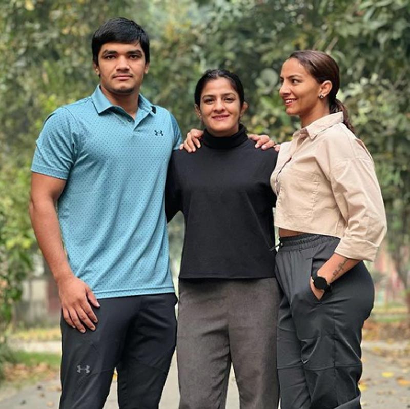 বাবার মতোই গীতা আর ববিতা, মহাবীরের এই দুই কন্যা কুস্তিকে নিজেদের পেশা হিসাবে বেছে নিয়েছিলেন। তাতে সফলও হন দু’জনে। তুতো ভাই বিনেশ ফোগতও কুস্তিকেই পেশা বেছেছেন। সকলেই কমনওয়েলথ গেমসে জিতেছেন সোনা।