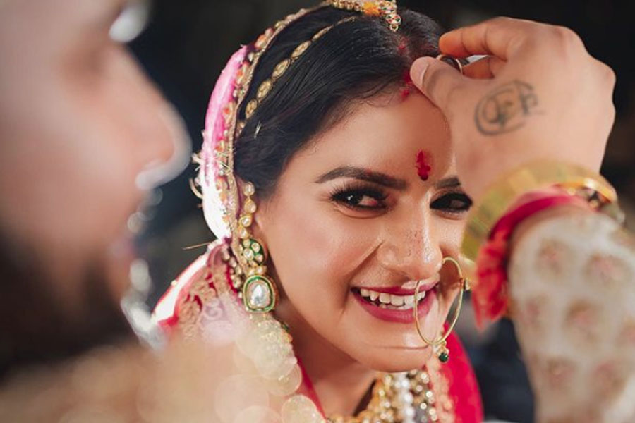 সেই ঋতু এ বার প্রবেশ করলেন নতুন জীবনে। বিয়ে করলেন সচিন ছিকারাকে। 