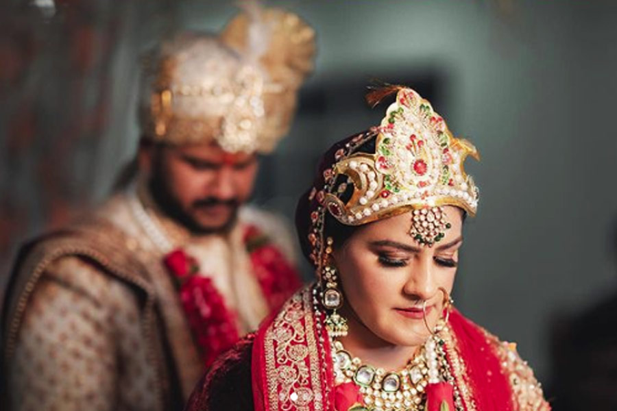 পেশায় আইনজীবী সচিন। বিয়ের একাধিক ছবি সমাজমাধ্যমে পোস্ট করেছেন ঋতু। তাঁকে অভিনন্দন জানিয়েছেন তাঁর দুই দিদি গীতা আর ববিতা।