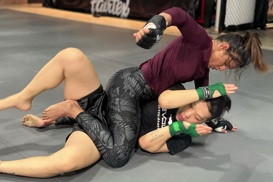 ১০টি ম্যাচ খেলে সাতটিতেই জয়ী। মাত্র তিনটিতে হেরেছেন। খেলার জগৎ ঋতুকে চেনে ‘ভারতীয় বাঘিনী’ নামে।