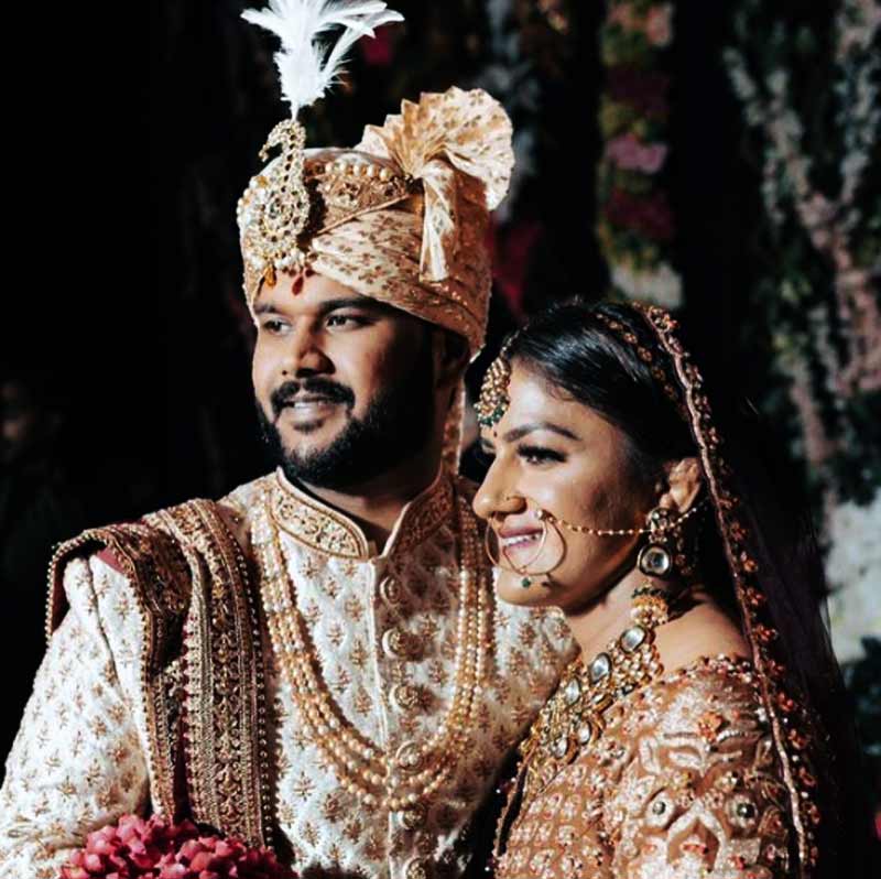 টুইটারে বিয়ের ছবি পোস্ট করে ঋতু লিখেছেন, ‘‘তোমার স্ত্রী হতে পেরে আমি ভাগ্যবান। বাকি জীবন তোমার সঙ্গে কাটানোর জন্য আর অপেক্ষা করতে পারছি না। আমি তোমায় ভালবাসি।’’