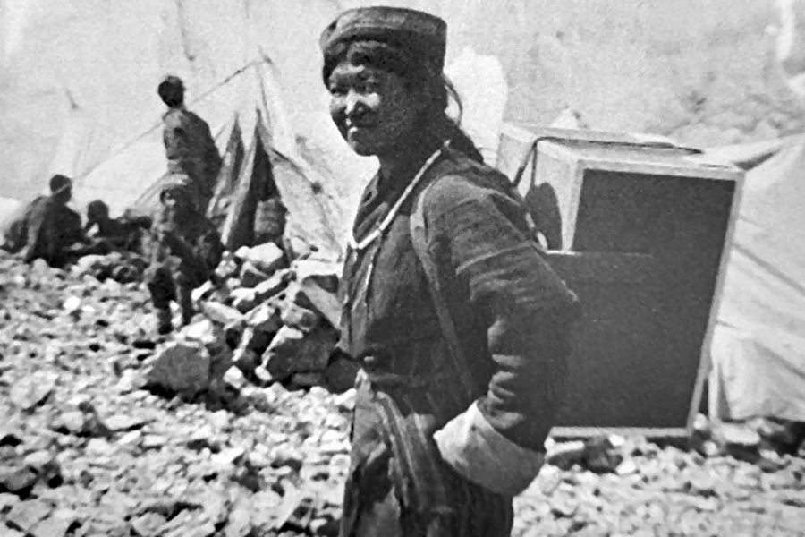 উপেক্ষিত: অভিযানে মহিলা কুলি।