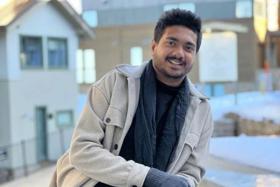 দেশের বাড়ি ছেড়ে বিদেশে গিয়েছিলেন বিজ়নেসে ডিগ্রি হাসিল করতে। বিশ্ববিদ্যালয়ের পড়াশোনা মাঝপথে ছেড়ে বিদেশের রাস্তায় চা বিক্রি করা শুরু করেন অন্ধ্রপ্রদেশের তরুণ। আজ সেই চাওয়ালার আয় শুনলে মাথা ঘুরে যাওয়ার জোগাড় হতে পারে।