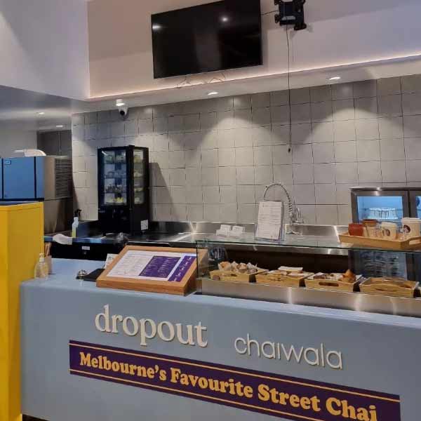 চায়ের দোকান দেওয়ার পর বছর ঘুরতে না ঘুরতেই মুনাফা দাঁড়ায় দেড় কোটি টাকার কাছাকাছি। একটি মাত্র চায়ের দোকান থেকেই ওই তরুণের আয় এখন বছরে প্রায় ৫ কোটি টাকা।