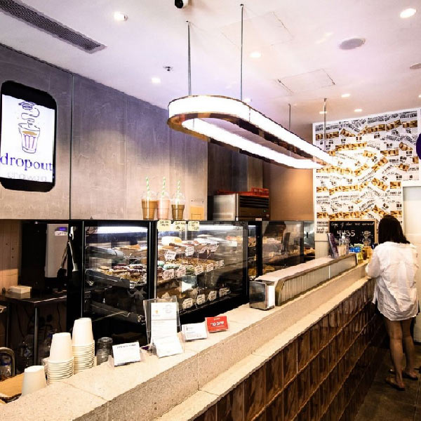 নিজের দোকানের গালভরা নামও রেখেছেন স়ঞ্জিৎ— ‘ড্রপআউট চায়েওয়ালা’। এলিজ়াবেথ স্ট্রিটে ঘুরতে এসে পর্যটকেরাও সেখানে উঁকিঝুকি মারছেন। সেখানকার ভারতীয়দের প্রিয় আড্ডাখানা হিসাবেও নাম কামাচ্ছে সঞ্জিতের চায়ের দোকান।