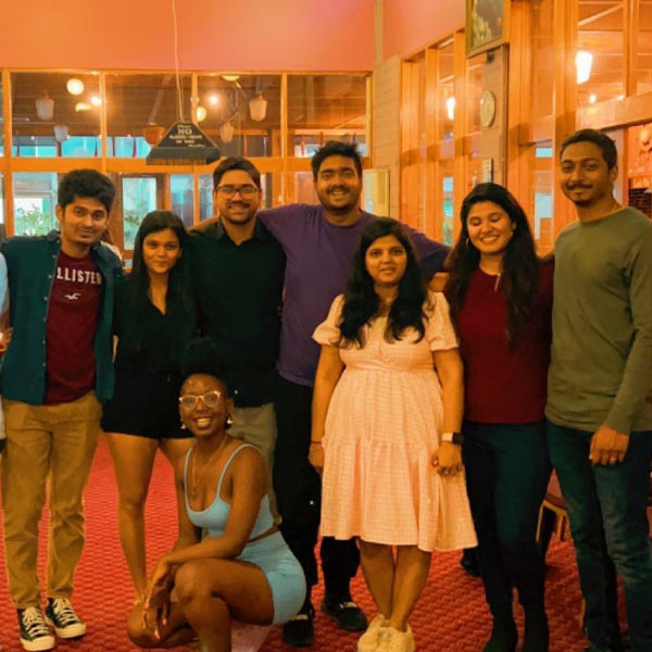 সব ছেড়েছুড়ে হঠাৎ চায়ের দোকান দিতে গেলেন কেন? তাঁর মা-বাবাই বা এ খবর শুনে কী বলেছিলেন? সংবাদমাধ্যমের এ হেন প্রশ্নের জবাবে সঞ্জিৎ বলেছেন, ‘‘পড়াশোনা ছেড়ে দেওয়ার কথা জানতে পেরে গোড়ার দিকে একেবারে হতবাক হয়ে গিয়েছিলেন মা-বাবা। আমি যে নিজের ব্যবসা করার চেষ্টা করছি, তা জেনে কিছুটা চিন্তায়ও পড়েছিলেন।’’