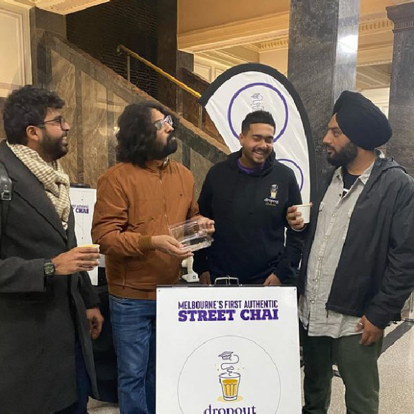 প্রসঙ্গত, ‘গ্লোবাল টাইমস’ নামে চিনের এক দৈনিক সংবাদপত্র দাবি, মেলবোর্ন নয়, সাংহাইকেই বিশ্বের ‘কফি ক্যাপিটাল’ বলা হয়। সে শহরে ৭,৮৫৭টি কফি শপ রয়েছে বলে দাবি তাদের।