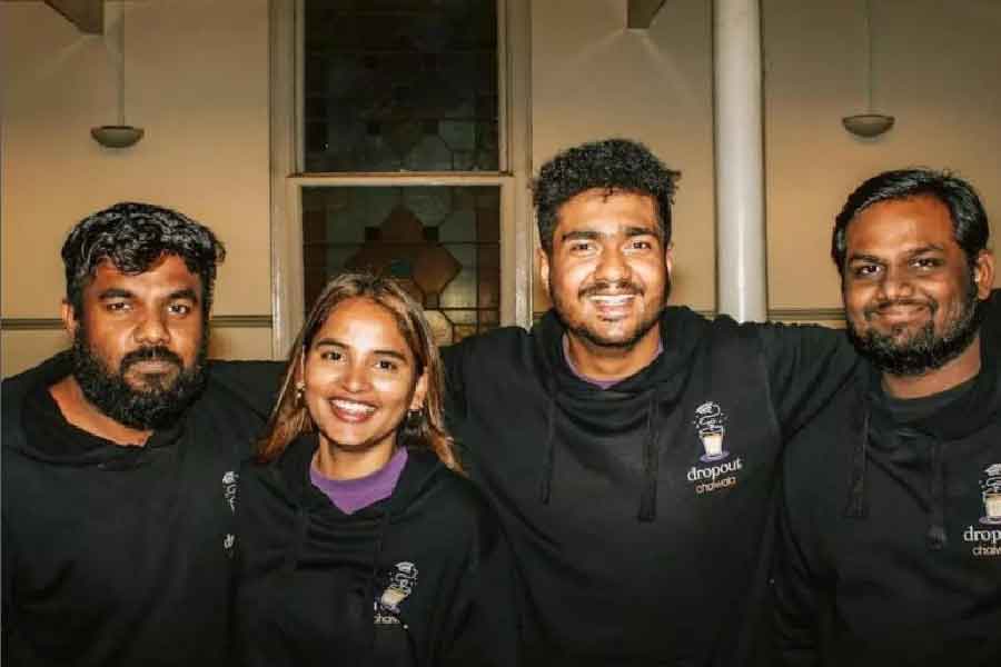 মেলবোর্নে এই চায়ের দোকান খোলার পিছনে যে পরোক্ষে হলেও তাঁর মায়ের হাত রয়েছে, তা জানিয়েছেন সঞ্জিৎ। ওই শহরে তাঁর কাছে ঘুরতে গিয়ে শত খুঁজেও নাকি ঘরের চায়ের স্বাদ পাননি সঞ্জিতের মা-বাবা। সে সময়ই ওই শহরের রাস্তায় একটা চায়ের দোকান খোলার কথা ভেবে নেন সঞ্জিৎ।