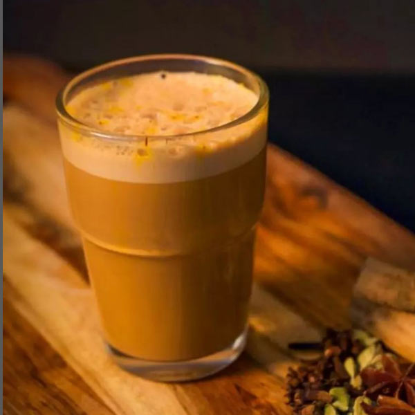 চায়ের দোকানের এ হেন নাম কেন? সংবাদমাধ্যমের কাছে সঞ্জিৎ বলেন, ‘‘ছোটবেলা থেকেই চায়ের প্রতি টান ছিল। ফলে এই নাম দেওয়ার কথা মনে এসেছিল।’’ দোকানের নামের সঙ্গে যে তাঁর পড়াশোনা ছাড়ার বিষয়টিও জড়িত রয়েছে!