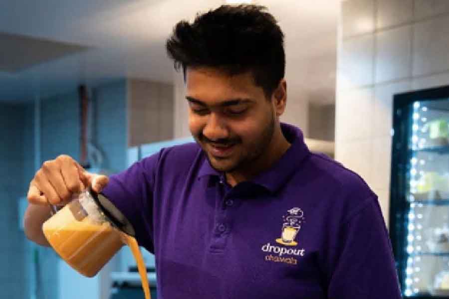 সঞ্জিৎ জানিয়েছেন, তাঁর চায়ের দোকানের ‘বম্বে কাটিং চা’ ভারতীয়দের মধ্যে সুপারহিট। বিদেশিরা আবার ‘মশলা চা’ বা পকোড়া বেশ তারিয়ে তারিয়ে খান। খদ্দের টানতে এ বার ‘চায়পুচিনো’ নামে এক পাঁচমেশালি চা তৈরি করছেন সঞ্জিৎ। এ যেন খানিকটা ক্যাপুচিনোর চায়ের সংস্করণ!