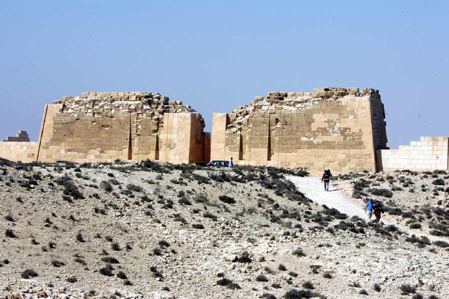 তবে এক দল প্রত্নতত্ত্ববিদের দাবি, অবশেষে রোমান সেনানায়ক মার্ক অ্যান্টনি এবং ক্লিওপেট্রার সমাধিস্থলের হদিস মিলেছে। ভূমধ্যসাগরীয় এলাকায় তাঁরা একটি সুড়ঙ্গের সন্ধান পেয়েছেন, যার শেষ প্রান্তে নাকি শায়িত রয়েছেন ক্লিওপেট্রা ও তাঁর প্রেমিক অ্যান্টনি।