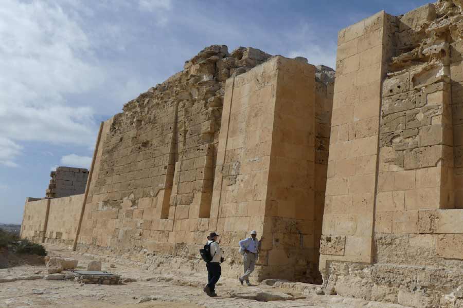 সান ডোমিংগো বিশ্ববিদ্যালয়ের প্রত্নতত্ত্ববিদ ক্যাথলিন মার্টিনেজ ও তাঁর দলবল প্রায় ২০ বছর ধরে ক্লিওপেট্রার সমাধির খোঁজ করছেন। তাঁদের দাবি, আফ্রিকার উত্তর প্রান্তে মিশরের নীল নদ যেখানে ভূমধ্যসাগরের সঙ্গে মিশেছে, সেখানেই ‘টাপোসিরিস ম্যাগনা’ নামে একটি প্রাচীন শহরে কৃষি ও প্রজননশক্তির দেবতা ওসাইরিসের একটি মন্দিরের তলায় সেই সুড়ঙ্গটি মিলেছে।