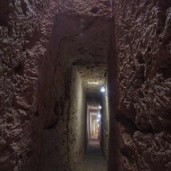 কিন্তু টাপোসিরিস ম্যাগনা শহরের মন্দিরের নীচে সুড়ঙ্গেই যে ক্লিওপেট্রা এবং অ্যান্টনির সমাধি রয়েছে, এই সিদ্ধান্তে কী ভাবে উপনীত হলেন প্রত্নতত্ত্ববিদেরা? মার্টিনেজ বলছেন, তাঁরা কয়েকটি সূত্র ধরে এগিয়েছেন। তার মধ্যে সবচেয়ে গুরুত্বপূর্ণ হল ক্লিওপেট্রা্কে যে নামে ডাকা হত, সেটি।