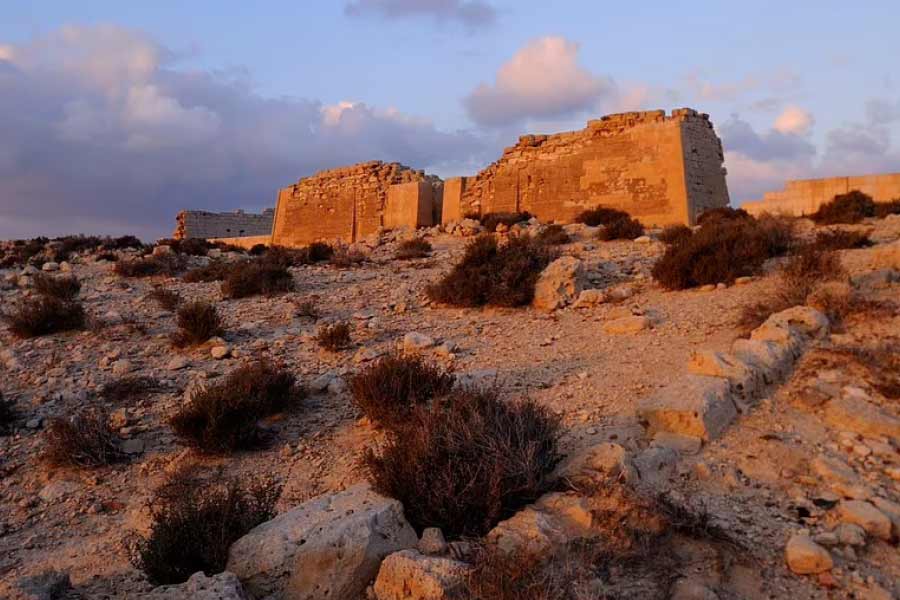 এই সূত্র ধরে এগিয়ে সাফল্যও এসেছে। নতুন আবিষ্কৃত সুড়ঙ্গে খননকার্য চালিয়ে ইতিমধ্যেই বেশ কিছু সোনার টুকরো, ক্ষয়ে যাওয়া আবক্ষমূর্তি, আলেকজান্দার দ্য গ্রেট, ক্লিওপেট্রা এবং টলেমিদের প্রতিচ্ছবি-যুক্ত মুদ্রার হদিস মিলেছে। প্রত্নতাত্ত্বিকেরা একটি হ্রদেরও সন্ধান পেয়েছেন ওই মন্দিরের কাছে।