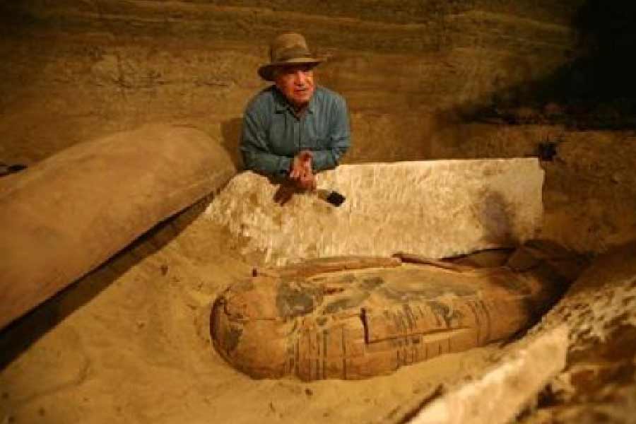 ‘অক্টিয়াম’ যুদ্ধে রোমান সম্রাট অক্টাভিয়াস অগাস্টাস সিজারের হাতে অ্যান্টনির পরাজয় এবং পরবর্তী কালে ক্লিওপেট্রা-অ্যান্টনির মৃত্যু নিয়ে আজও প্রচুর ধোঁয়াশা রয়েছে।