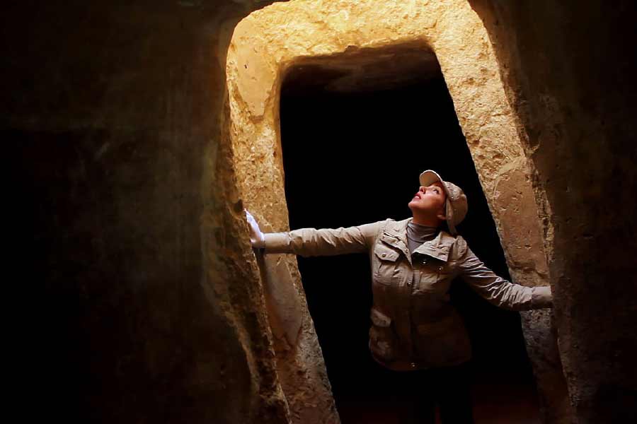 ক্লিওপেট্রার মৃত্যু নিয়ে সবচেয়ে প্রচলিত মত হল, খ্রিস্টপূর্ব ৩০ সালে মাত্র ৩৯ বছর বয়সে সর্পদংশনে রানির মৃত্যু হয়েছিল।