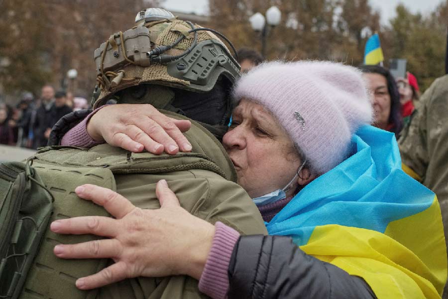 এক টানা ৮ মাস দাঁতে দাঁত চেপে লড়াইয়ের সুফল। রাশিয়ার সৈন্যদের হঠিয়ে ইউক্রেনের বন্দর শহর খেরসন পুনর্দখল করেছে কিভের বাহিনী। 
