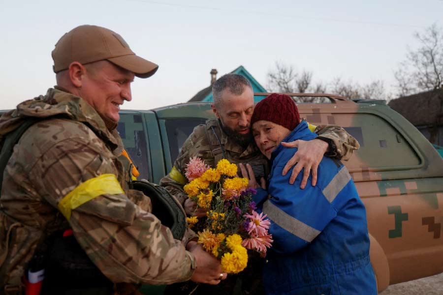 কিন্তু যুদ্ধবিধ্বস্ত শহরের প্রতি ইঞ্চিতে এখনও দগদগে লড়াইয়ের ক্ষত। জল নেই, বিদ্যুৎ সরবরাহ বন্ধ, এমনকি পাওয়া যাচ্ছে না ইন্টারনেট সংযোগও। 