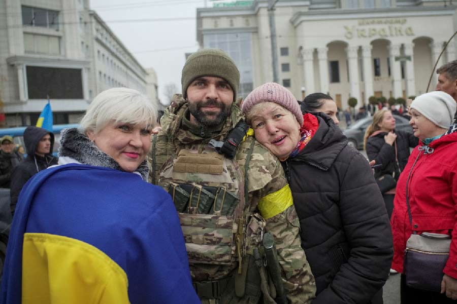 কিন্তু সম্প্রতি ইউক্রেনীয় প্রত্যাঘাতের মুখে পিছু হঠেছে পুতিনের বাহিনী। গত ৮ মাস ধরে পরাধীনতার বেড়ি পরানো খেরসনবাসী তাই আজ বাঁধনহারা। 