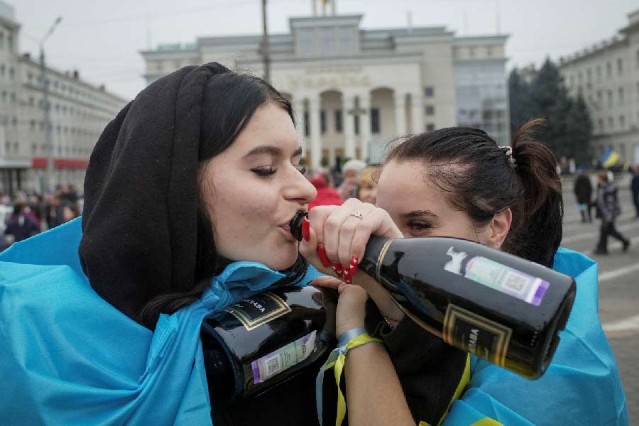 শহরের যে সব বড় বড় বিল্ডিং এখনও অক্ষত, তাঁরা সেখানে উঠে উড়িয়ে দিচ্ছেন জাতীয় পতাকা। গোটা শহরে জল-বিদ্যুৎ-ইন্টারনেট সংযোগ, কিছুই নেই। 