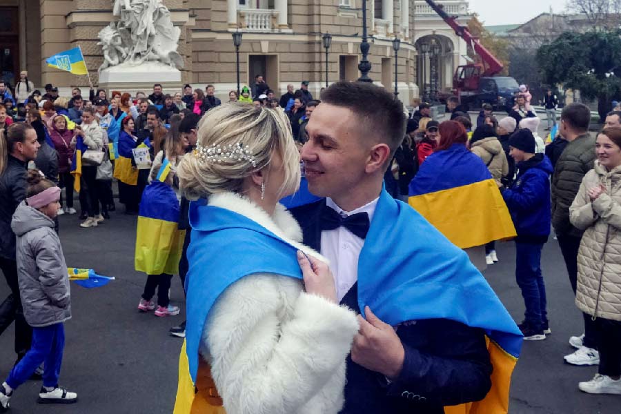 কিন্তু তাকে ‘কুছ পরোয়া নেই’ বলে পথে যেন ঢল নেমেছে মানুষের। প্রত্যেকেই আত্মহারা। স্বাধীনতার স্বাদ তাঁদের জিভে, ঠোঁটে, গায়ে। 