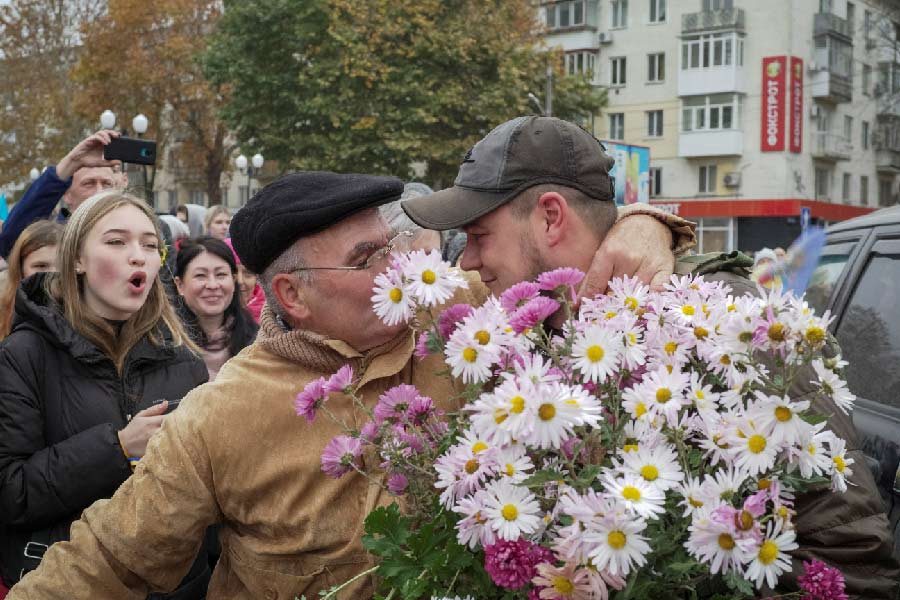 খেরসনের বাসিন্দা মধ্যবয়স্ক ওলগা আমেরিকার সংবাদমাধ্যম সিএনএনকে বলেছেন, ‘‘আমরা রাশিয়ার সেনাকে নিয়ে সর্বক্ষণ ভয়ে ভয়ে থাকতাম। মনে হত, এই বুঝি দরজায় কড়া নাড়ার আওয়াজ পাবো। খুলে দেখব, দাঁড়িয়ে আছে সাক্ষাৎ যমদূত!’’ 